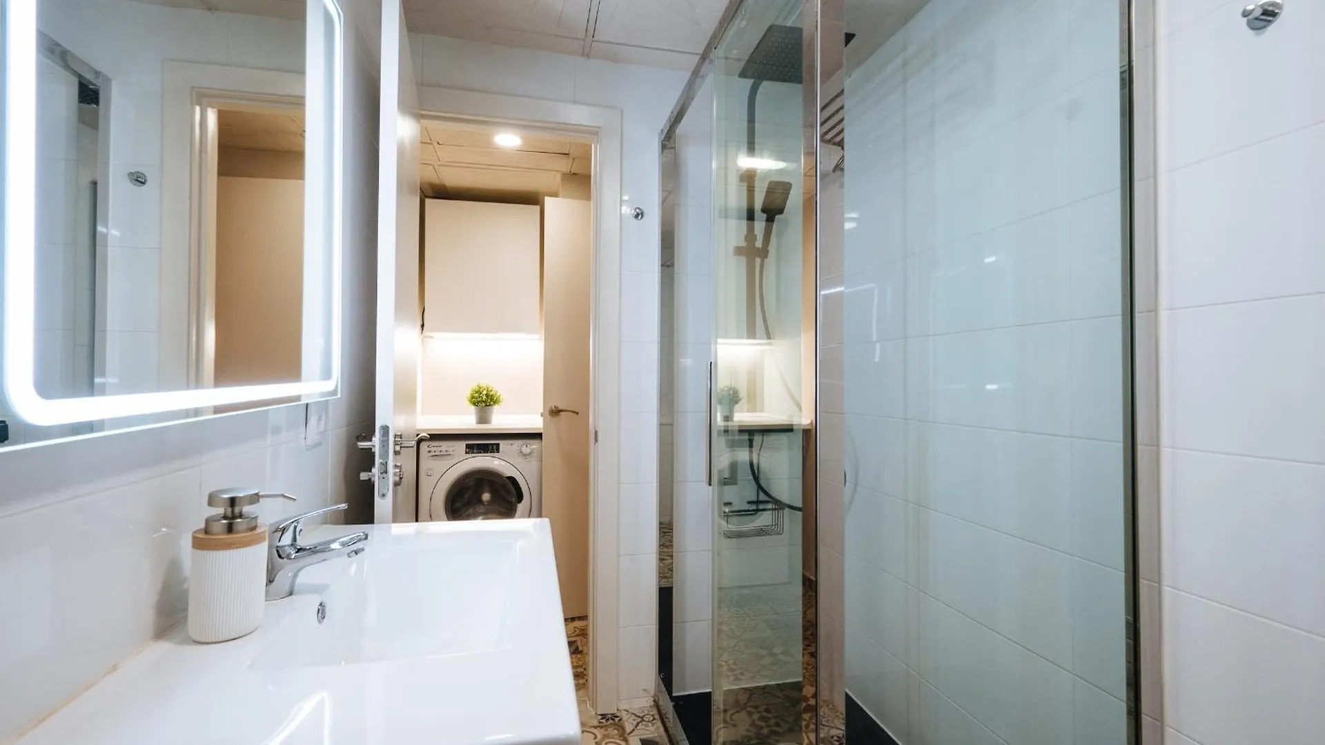 Charming Apartment In The Heart Of Triana, Séville 0*,